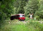 798 731-6 passiert am 09. August 2015 einen alten Überweg auf der Rodachtalbahn zwischen Steinwiesen und Mauthaus unterwegs.