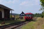 Tourismusbahn mit sozialer Komponente. Nicht nur Touristen und Eisenbahnfreude nutzen die Sonderzüge der Wisentatalbahn, nein auch Einwohner aus Mühltroff fahren mit dem Schienenbus nach Schleiz zum Einkaufen. Der ÖPNV in der Region ist sehr spärlich und wurde immer weiter ausgedünnt. So übernimmt die Wisentatalbahn die ÖPNV Rolle. 798 307-4 hat aus Schleiz West kommend gleich den Bahnhof von Mühltroff erreicht. Danach geht es weiter nach Schönberg/Vogtland. Bahnstrecke 6656 Schönberg Vogtland - Schleiz am 22.08.2015