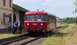 Tourismusbahn mit sozialer Komponente. Nicht nur Touristen und Eisenbahnfreude nutzen die Sonderzüge der Wisentatalbahn, nein auch Einwohner aus Mühltroff fahren mit dem Schienenbus nach Schleiz zum Einkaufen. Der ÖPNV in der Region ist sehr spärlich und wurde immer weiter ausgedünnt. So übernimmt die Wisentatalbahn die ÖPNV Rolle. 798 307-4 hat aus Schleiz West kommend den Bahnhof von Mühltroff erreicht. Gleich geht es weiter nach Schönberg/Vogtland. Bahnstrecke 6656 Schönberg Vogtland - Schleiz am 22.08.2015 