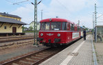 Die Wisentatalbahn wartet auf Gleis 3 in Schönberg Vogtland auf die Rückfahrt nach Schleiz West und auf den Anschluss der Erfurter Bahn.