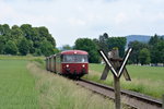 Da hat sich der Fokus in der Eile lieber die Schneepflugtafel statt den Uerdinger ausgesucht. Im Hintergrund knattert eine 4fach Traktion Uerdinger die Steige gen Neuenrade hoch. 

Balve 12.06.2016