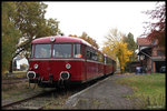 Aufenthalt für den dreiteiligen Schienenbus 798823 + 998874 + 998864 von MRU am 1.11.2016 um 15.30 Uhr im Bahnhof Uchte. - Die Garnitur gehört dem Museumsverein Rahden - Uchte und ist in Rahden im ehemaligen BW stationiert. - Anlass für die Fahrt nach Uchte war das traditionelle Grünkohl- und Schlachtefest Essen in Uchte.