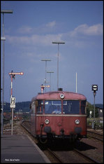 Walldürn am 15.08.1989 um 16.27 Uhr: Schienenbus 798751 aus Miltenberg fährt als Zug 7629 ein.
