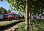 Zwei müde Fotografen und drei Schienenbusse (Motorwagen + zwei Beiwagen) machen eine Pause im Bahnhof Simpelveld.

Simpelveld, 25. September 2016