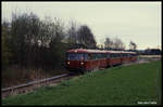 Am 8.4.1990 befuhr eine vierteilige Schienenbus Einheit der Seelzer Eisenbahnfreunde die Tecklenburger Nordbahn. Hier ist 796901 vorn beim Überqueren der Tecklenburger Straße bei Mettingen zu sehen.