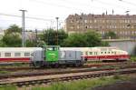 Am 7.6.2013 war diese dreiachsige Diesellok der Reihe G 6 von Vossloh
mit einem DB Signum und der Nummer 650107 im Rangierdienst im Berliner Bahnhof
Lichtenberg zu beobachten. Im Hintergrund ist dabei als alter Zeitzeuge der
Deutschen Reichsbahn  VT 175015 zu sehen, der im Bahnhof Lichtenberg seit
Jahren abgestellt ist.