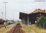 972 739 wartet im Bahnhof Ohrdruf auf Gleis 2 auf den Gegenzug aus Gotha, Mai 2001.

