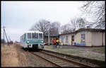 Ferkeltaxe 771010 hält hier auf der Fahrt von Schönebeck nach Blumenberg am 24.1.1999 um 14.25 Uhr in Bahrendorf. - Der Triebfahrzeugführer gab mir die Zeit, schnell auszusteigen und ein Foto zu machen. Eine kleine Erinnerung an den heute dort nicht mehr bestehenden Personenverkehr auf der Schiene.