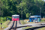 Press VT 772 140 zwischen Überladerampe und Dieseltankstelle in Putbus mit der Zugzielanzeige nach Züssow.