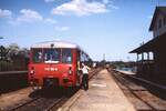 Wegen einer Zugkreuzung musste 772 135-0 im Mai 1993 im Bahnhof Dürröhrsdorf einen längeren Zwischenhalt einlegen - Zeit für einen Smalltalk.