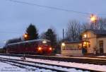 Am frhen Abend des 06.12.2008 wartet 171 056-5 auf die Ausfahrt Richtung Annaberg-Buchholz. Der Bahnhof Schlettau ist bereits weihnachtlich geschmckt.