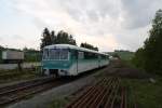 Der letzte Zug des ersten Fahrtag der Erzgebirgischen Aussichtsbahn fhrt, bestehend aus 772 367-9 und 772 312-5 aus dem Bahnhof Scheibenberg aus. (09.05.09)