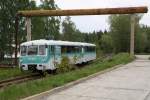 772 367-9 und 772 312-5 verlassen den Bahnhof Scheibenberg in Richtung Schlettau. (10.05.09)