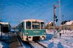 Im Jahr 2002 waren die Ferkeltaxen der BR 772 nördlich von Berlin noch relativ zahlreich vertreten. 772 353-9 steht hier im Bahnhof Löwenberg (Mark) und hat auf der Fahrt von Neuruppin seinen Endbahnhof erreicht. Hinweis: eingescanntes Dia