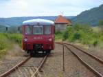 DR 171 056-5 + DB 972 771-0 als DPE 33891 von Wangen (Unstrut) nach Teuchern, bei der Ausfahrt in Laucha; 12.07.2009