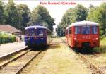 Ost und West trifft aufeinander! LVT 171 001 und PEG triebwagen in Plau am see am 15.08.2004.