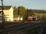 Abendstimmung am 03.10.09 in Schlettau, gerade treffen die Ferkeltaxen 772 367, mit 972 771 und 171 056 der Erzgebirgischen Aussichtsbahn im Bahnhof ein. Die Abendsonne strahlt das schne Empfangsgebude herlich an.  