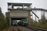 772 155 steht am 25.09.2010 neben der Wismut 15 unter den Verladeanlagen der Wismut Werksbahn in Kayna.