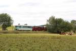 772 367, mit 972 771 und 171 056 der Erzgebirgischen Aussichtsbahn 09.07.2011 den Bahnhof Scheibenberg fast erreicht. Pnktlich mit dem auftauchen des Zuges hat sich die Sonne verzogen. Auf dem Feld hinter dem Zug soll dieses Jahr noch ein Solarpark entstehen. 