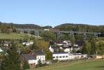 Am 09.10.2011 waren die Ferkelktaxen der Ergebigischen Aussichtsbahn fr dieses Jahr das letzte mal unterwegs. Hier passiert die Garnitur das Marersbacher Viadukt in Richtung Scheibenberg.

