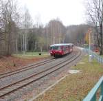 172 132 vom Traditionsverein  Ferkeltaxi e.V.  mit zwei  Anhngseln  als Sonderzug nach Schlettau fhrt am 26.11.2011 durch den Hp.Silberstrasse.