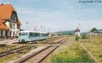 Blick nach Osten auf den Bahnhof Vacha am 31.7.98: 972 756 wartet vor dem Empfangsgebude auf die Rckfahrt.