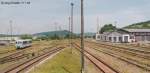 Blick nach Osten im Bahnhof Vacha am 31.7.98: 972 756 fhrt als RB aus Bad Salzungen an den leeren Gleisflchen vorbei. Rechts steht das alte Bw. 

