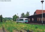 972 720 wartet im Mai 2001 in Friedrichroda auf die Abfahrtszeit für die Rückfahrt. Die Gleise im Hintergrund führten bis zum Zweiten Weltkrieg nach Georgenthal an der KBS Gotha – Gräfenroda weiter. ehemals nach Tambach

