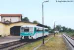 972 720 und 772 120 warten in Frttstdt auf den nchsten Einsatz nach Friedrichroda. Auf der anderen Seite des Empfangsgebudes liegen die Gleise der Hauptstrecke von Eisenach nach Bebra. 
