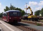 Das Team des  Frdervereins Wisentatalbahn  macht sich gleich wieder auf den Weg von Schnberg/Vogtland nach Schleiz West.
171 056-5 braucht fr die runden 16 Kilometer durch Sachsen und Thringen etwas mehr als 40 Minuten.
In der Zeit in der die Ferkeltaxe nach Schleiz und wieder zurck unterwegs ist haben wir Zeit die Gegend um den bahnhof Schnberg/Vogtland zu erkunden, denn mit der nchsten Fuhre fahren wir mit nach Schleiz West.
10.08.2013 - Bahnstrecke 6656 Schnberg - Schleiz