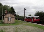 Am 25.08.13 fuhr das Ferkel (171 056-5) wieder von Adorf nach Muldenberg und zurck. Hier beim halt in Gunzen.