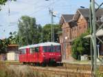172 001 der Hafenbahn Neustrelitz e.V. am 11.07.2014 auf dem Weg von Neustrelitz nach Bergen (Rügen). Aufgenommen habe ich das Foto aus der Kleingartenanlage am Bahnhof Grimmen.