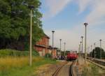 EBS 772 345 als Sonderzug nach Katzhütte, am 11.07.2015 vor der Abfahrt in Kühnhausen vom Bahnübergang aus fotografiert.