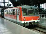 Der, meines Wissens nach, einzige rote Triebwagen der Reihe 772, fotografiert am 29.08.2006 am Gleis 24 in Leipzig HBF.