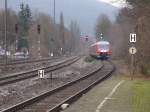 Anlässlich der letzten Fahrt des VT 610 015 und 610 519 als RE 39501 konnte ich den Doppelzug am Bahnhof Hersbruck rechts der Pegnitz am 16.12.2014 um 14.23 noch einmal fotografieren.