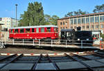 Verbrennungstriebwagen 186 258-0 (VT 135 110) der Traditionsgemeinschaft Bw Halle P e.V. wird zusammen mit Kö 4033 anlässlich des Sommerfests unter dem Motto „Von der Reichsbahn zur DB AG“ auf der Drehscheibe des DB Musems Halle (Saale) präsentiert.
[24.8.2019 | 17:20 Uhr]