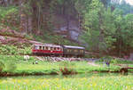 22. Mai 1988: VT 135 069 fährt mit einem Personenwagen in Richtung Beringersmühle. Der Dieseltriebwagen wurde von Busch in Bautzen 1937 gebaut.