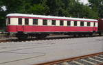 Abgestellt in Mettmann Stadtwald, aufgenommen am 9.7.17 durch die Maschen des Absperrzauns: der ehemalige Streckenbereisungswagen der Bahnen der Stadt Monheim, vormals SVG, gebaut in Uerdingen im Jahr 1934, aktuelle NVR-Nr. 95 80 0 303 022-7 D-BSM.
