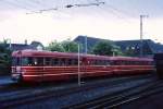 So trübe wie das Wetter auch der Anlaß: In Münster (Westf.) steht am 31. Mai 1975 der letzte planmäßige Personenzug der WLE nach Lippstadt abfahrbereit am Bahnsteig.