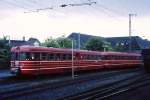 So tr�be wie das Wetter auch der Anla�: In M�nster (Westf.) steht am 31. Mai 1975 der letzte planm��ige Personenzug der WLE nach Lippstadt abfahrbereit am Bahnsteig.