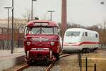 Schienen-Straßen-Bus BS 300 (Schi-Stra-Bus) & im Hintergrund war ICE 401 011-2 DB Triebkopf zu Gast im Eisenbahnmuseum Bochum Dahlhausen, März 2025.