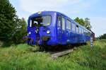 686 002 der Verden Walsroder Eisenbahn fährt in den Bahnhof Stemmen ein.