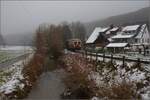 Weihnachtsfahrt des Kanderli.

Zwar verläuft die Strecke häufiger entlang der namensgebenden Kander, aber nur hier lässt sich beides ins Bild bringen. VT 3 der Kandertalbahn mit dem Museumszug in Hammerstein. Dezember 2022. 