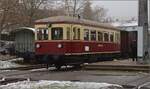 Dieseltriebwagen auf der Kandertalbahn.

Der Triebwagen VT 3 war einer der Versuchstriebwagen, mit dem die Deutsche Reichsbahn seinerzeit den Traktionswandel einleitete. Von der Waggonfabrik Werdau wurde 1928 dieses Versuchsfahrzeug gebaut, schaffte es aber nicht in die Serienfertigung. 1934 baute man zwei starke 8-Zylinderdieselmotoren ein und hatte nunmehr einen mit 308 PS hochmotorisierten Schlepp-Triebwagen. Das führte analog zu den Twindexx-Triebwagen zu der ulkigen Konsequenz, dass das EBA diesen Triebwagen als bestuhlte Rangierlok klassifiziert mit der NVR-Nummer <B>98</B> 80 01 33 279-9 D-KTB.

Für weitere technische Angaben verlinke ich hier auf die Seite der Kantertalbahn: http://www.kandertalbahn.com/index.php/fahrzeuge/dieseltriebfahrzeuge/vt3.html