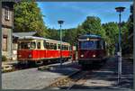 Die beiden von der Inselbahn Langeoog übernommenen Triebwagen 187 011-2 und 187 013-8 begegnen sich am 19.08.2018 im Bahnhof Alexisbad.