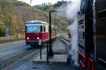 Der Dieseltriebwagen 187 013-8 fährt am Abend des 19.10.2025 aus dem Selketal kommend in den Bahnknoten Eisfelder Talmühle ein. Auf dem Nachbargleis tankt zur selben Zeit die 99 7237-3 mit einem Zug nach Nordhausen Nord.
