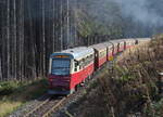 Am Schluss von P8939 läuft in der Regel  der Triebwagen  P8905 (Wernigerode - Eisfelder Talmühle) mit. In Drei Annen Hohne werden die beiden Züge getrennt. Der Dampfzug fährt zum Brocken und ist um 20.00 Uhr wieder in Wernigerode, der Triebwagen, hier 187 017, fährt zur Talmühle und ist um 20.25 wieder in Wernigerode. Muss aus irgendwelchen Gründen ein Triebwagen überführt werdern, fährt der 8905 in Doppeltraktion, wobei er dann im Blockabstand hinter dem 8939 her fährt. Dazu folgen von mir natürlich auch bald Bilder...

Hotel Drei Annen, 09. August 2017