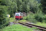 187 016 fährt kurz hinter dem Bahnhof Eisfelder Talmühle als P8972 (Nordhausen Nord - Quedlinburg) durch Beeretal. 

Beeretal, 12. August 2017