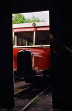 Wismarer Schmalspurschienenbus VT 1 als Museumsbestand der  Öchsle Schmalspurbahn GmbH  vor dem Lokschuppen (im Bundesland Baden-Württemberg).