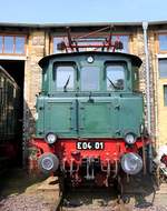 E04 01 (DR 204) steht vor dem Lokschuppen des DB Museums Halle (Saale) anlässlich des jährlichen Sommerfests.